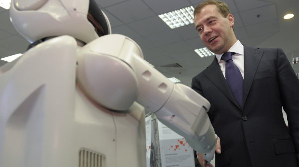 «Зато воровать не будут»: Дмитрий Медведев предсказал появление роботов во власти