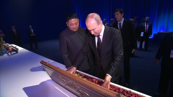 Меч и шашка: Путин и Ким Чен Ын предупредили весь мир, обменявшись оружием