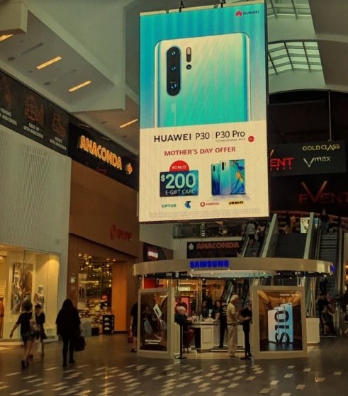 «Троллинг» в стиле hi-tech: Huawei повесила баннер над магазином Samsung