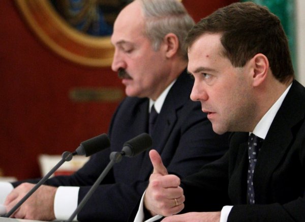 Решать надо с Путиным: Медведев не простил Лукашенко унижения времён президентства