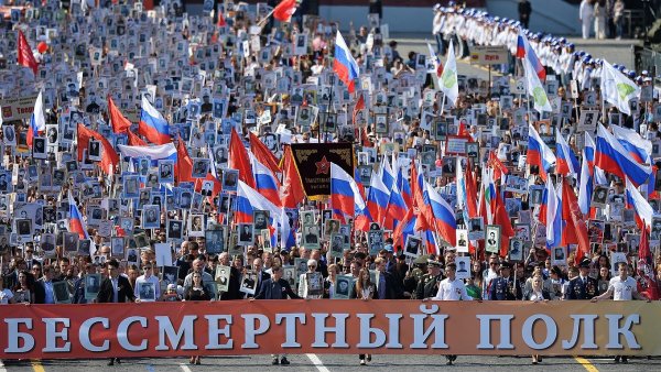 Киев не будет отбирать Победу: Порошенко прокомментировал акцию «Бессмертный полк»