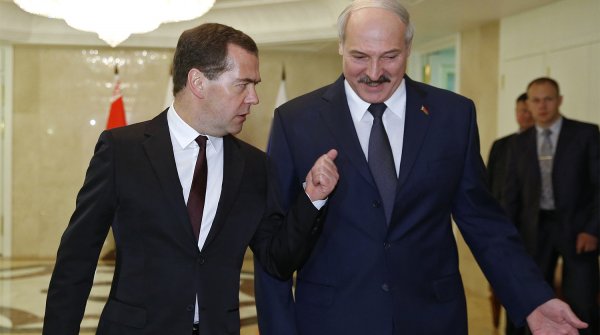 Картофельный интриган: Лукашенко мог попасть в опалу России, когда пытался «натравить» Медведева на Путина