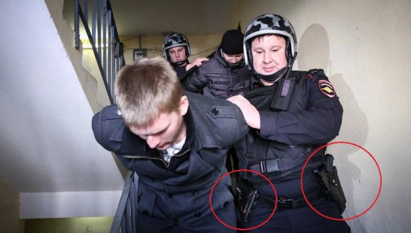 Он что ковбой? Необычное фото бойца СОБРа с двумя «пистолетами» удивило россиян