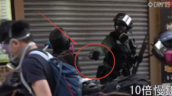Полицейский спецназ Гонконга впервые применил боевое оружие против протестующих на видео