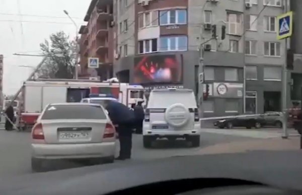 Спецназ ФСБ штурмует квартиру с заложником в центре Ростова