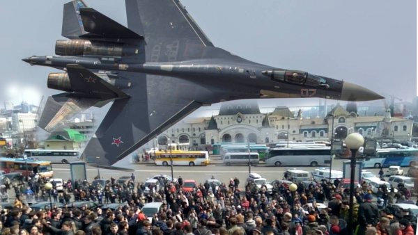 Су-35С «терроризируют» Владивосток полётами над крышами домов