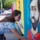 В Волгограде студентки на заборе рисуют футболистов В Волгограде студентки на заборе рисуют футболистов