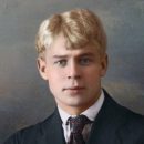 Девушка-вандал, выкрасившая памятник Есенину в белый цвет, разыскивается полицией
