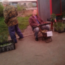 Под Екатеринбургом рядом с семечками и рассадой мужчина торговал автоматом Под Екатеринбургом рядом с семечками и рассадой мужчина торговал автоматом