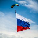 В честь Дня России парашютисты на Урале развернули в небе триколор