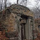 В Азове нашли старинный склеп с останками подростка