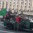В первый день ЧМ-2018 медведь с вувузелой ездил на кабриолете по центру Москвы В первый день ЧМ-2018 медведь с вувузелой ездил на кабриолете по центру Москвы