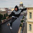 Петербуржец поразил различными способами использования палки