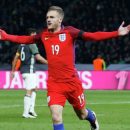Футболисты английской сборной устроили заплыв на единорогах