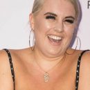 Модель plus-size шокировала фанатов прозрачным платьем на красной дорожке