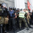 В Киеве националисты подрались с полицией у здания Верховной Рады
