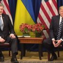 В соцсетях высмеяли снимки Трампа и Порошенко в одинаковых костюмах В соцсетях высмеяли снимки Трампа и Порошенко в одинаковых костюмах