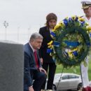 Позор всей страны: Порошенко преклонил колено на могиле МакКейна Позор всей страны: Порошенко преклонил колено на могиле МакКейна