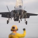 В Сети показали видео с места крушения самого дорогого истребителя США В Сети показали видео с места крушения самого дорогого истребителя США
