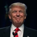 Дональд Трамп поднимался по трапу самолета с «туалетной» бумагой на ботинке