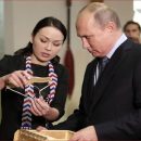 Путин в Ханты-Мансийске получил в подарок пояс против злых духов