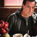 Лидер Rammstein Линдеманн предстал в образе японской школьницы в новом клипе Лидер Rammstein Линдеманн предстал в образе японской школьницы в новом клипе