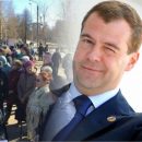 «Кыш, холопы, царь идет!»: Очередь из больных пермяков убрали с глаз премьера Медведева