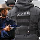 Он что ковбой? Необычное фото бойца СОБРа с двумя «пистолетами» удивило россиян